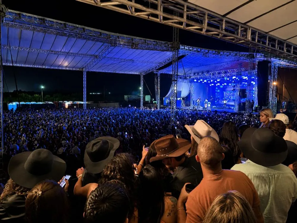Dourados: Multidão assiste show de Natanzinho Lima no fechamento da 60ª Expoagro