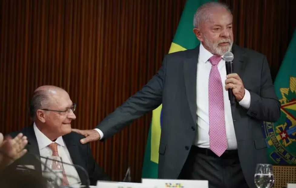 Lula confirma Alckmin como candidato a vice-presidente e saída de ministério